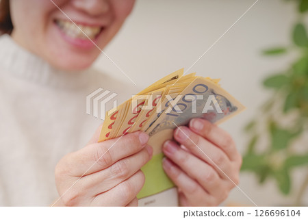 年輕女子數錢 126696104