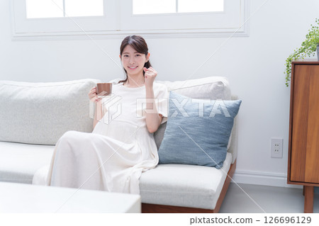 孕婦用杯子喝水 126696129