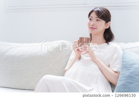 孕婦用杯子喝水 126696130