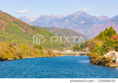長野縣大草村的秋天：木曾川與中央阿爾卑斯山 126696639