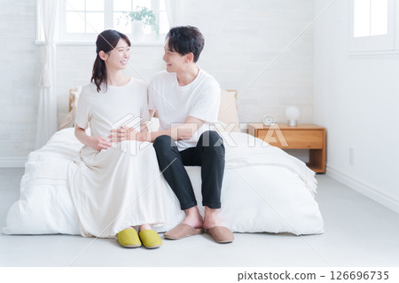 Pregnant wife and husband 126696735