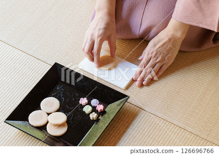 The etiquette of "placing dried sweets on a kaishi" at a tea ceremony The etiquette of "placing dried sweets on a kaishi" at a tea ceremony 126696766