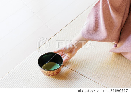 "I will accompany you" gesture at a tea ceremony 126696767