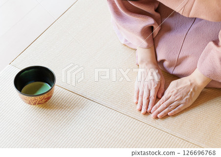 "I will accompany you" gesture at a tea ceremony 126696768