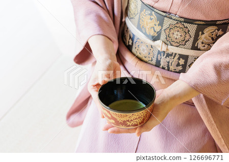 The gesture of "turning the tea bowl to avoid the front" at the tea ceremony 126696771
