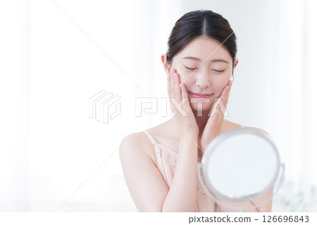 年輕的女士去護膚 年輕的女士去護膚 126696843
