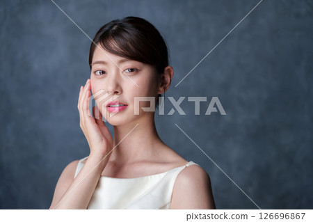 年輕的女士去護膚 126696867