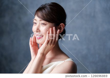 年輕的女士去護膚 126696869