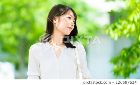 夏天在戶外散步的微笑女商人 126697624