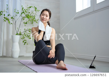 一位二十多歲的女性正在享受線上瑜伽 126697651