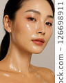 臉部濕潤的年輕女子的特寫鏡頭 126698911