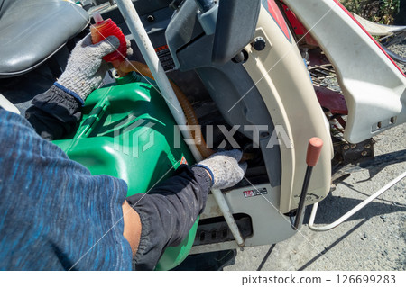 在聯合收割機中添加燃料 126699283