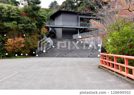 湯河原町：萬葉公園湯河原總湯入口露台、紅葉、千歲川落合橋 126699502