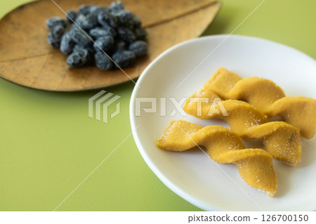簡單的大豆零食：黃豆粉和乾黑豆 126700150