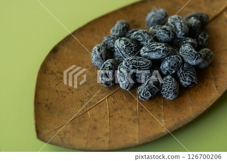 用大豆製成的簡單小吃:乾黑豆 用大豆製成的簡單小吃:乾黑豆 126700206
