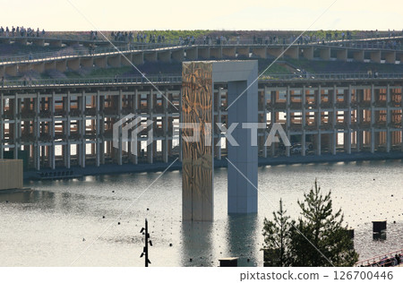 從EXPO2025大阪關西博覽會的大屋頂環上看到的水廣場和大屋頂環 從EXPO2025大阪關西博覽會的大屋頂環上看到的水廣場和大屋頂環 126700446