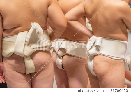 [日本] 身穿相撲腰帶的年輕人在東京墨田區兩國國技館參加相撲比賽 126700450