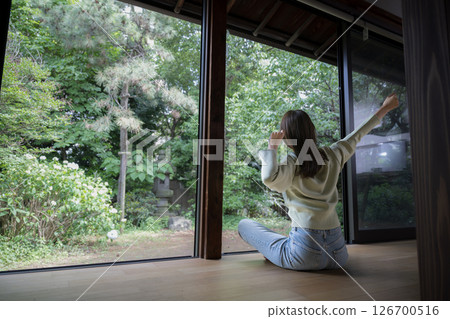一名婦女在鄉村陽台上休息。我太累了。沒有臉的背影。 一名婦女在鄉村陽台上休息。我太累了。沒有臉的背影。 126700516