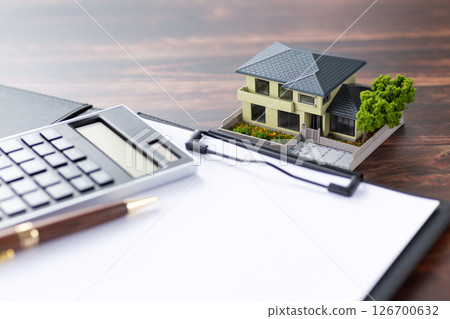 房子、活頁夾、計算機和筆 126700632