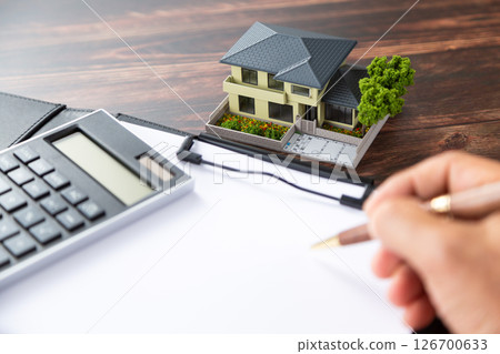 房子、活頁夾、計算機和筆 房子、活頁夾、計算機和筆 126700633