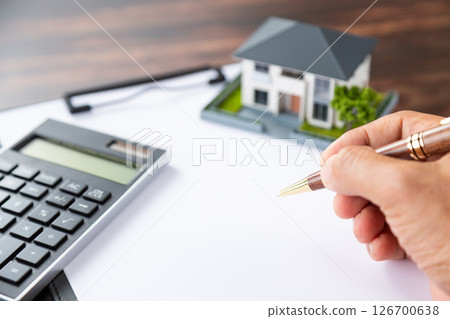 房子、活頁夾、計算機和筆 126700638