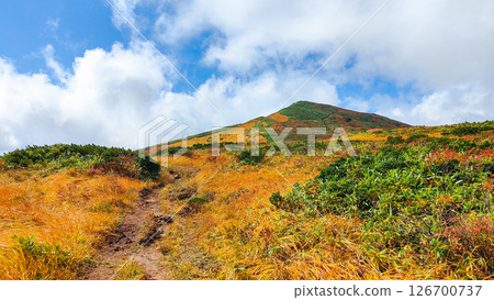 Climbing Mount Kurikoma in autumn (Ubunuma to Higashi-Kurikoma: View of Mount Kurikoma from near the Urakake Course junction) 126700737