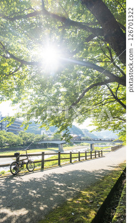 Cycling image of early summer and fresh green (Misasa Onsen) 126701322