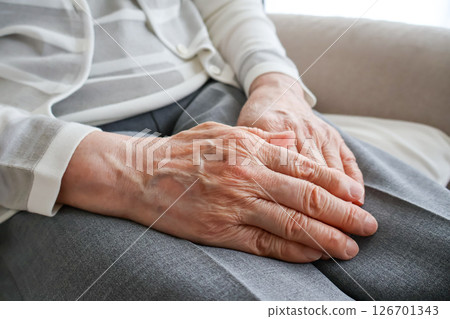 老婦人的手放在她的腿上 老婦人的手放在她的腿上 126701343