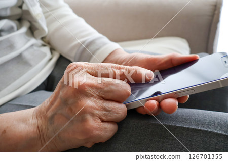 老人的手操作智慧型手機 126701355