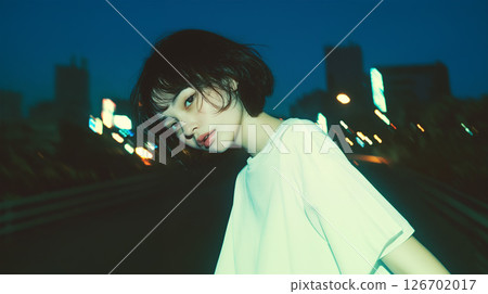 夜間在城市中行走的年輕女子 126702017