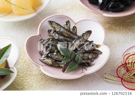 新年菜餚和乾沙丁魚 126702516