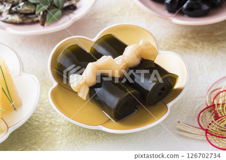 新年菜餚和海帶卷 新年菜餚和海帶卷 126702734