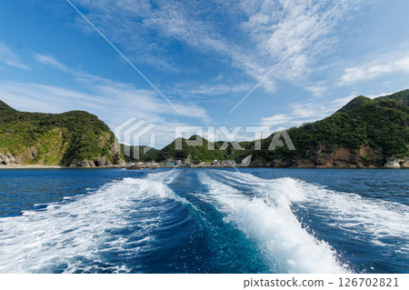 從廣島縣賀茂郡南伊豆町中木廣島濱渡輪出海的潛水員和浮潛者 126702821