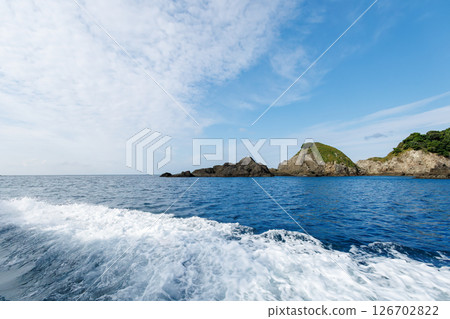 從廣島縣賀茂郡南伊豆町中木廣島濱渡輪出海的潛水員和浮潛者 126702822