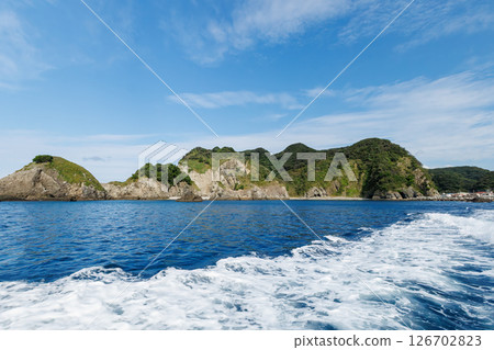 從廣島縣賀茂郡南伊豆町中木廣島濱渡輪出海的潛水員和浮潛者 126702823