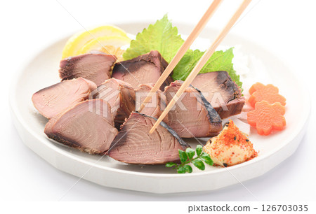 切片乾鰹魚（白色背景） 126703035