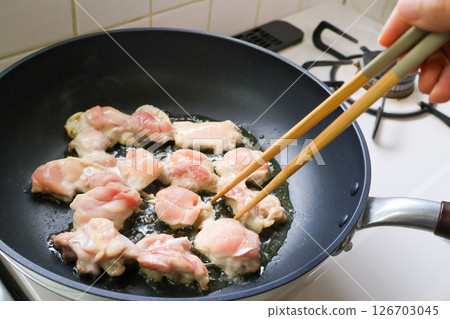 Cooking chicken in a frying pan 126703045