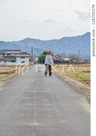 凝視遠方的自然女人 126703376