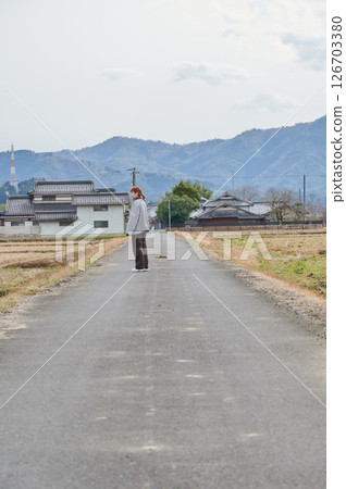 凝視遠方的自然女人 126703380