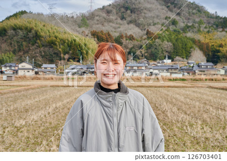 凝視遠方的自然女人 凝視遠方的自然女人 126703401
