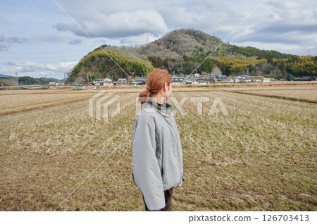 凝視遠方的自然女人 126703413