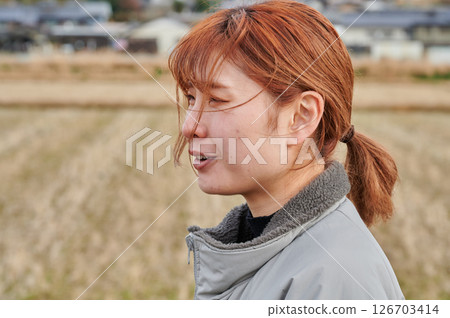 凝視遠方的自然女人 126703414