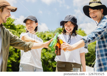 露營：男人和女人敬酒 126703525