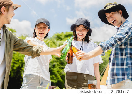 露營：男人和女人敬酒 126703527