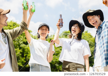 露營：男人和女人敬酒 126703529