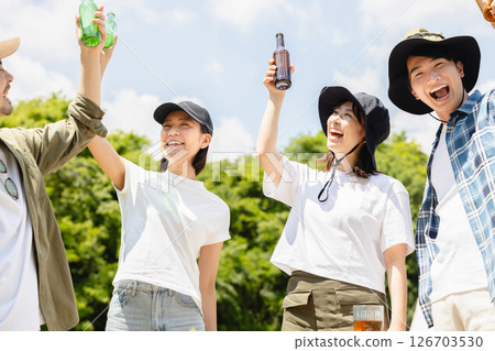 露營：男人和女人敬酒 126703530