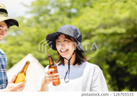 露營：男人和女人敬酒 126703535
