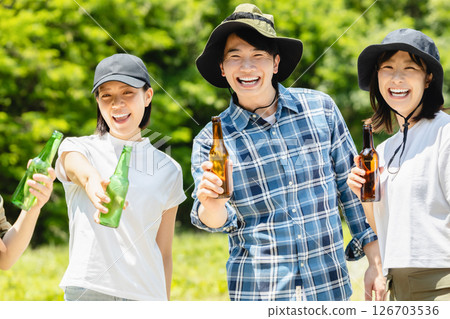 露營：男人和女人敬酒 126703536