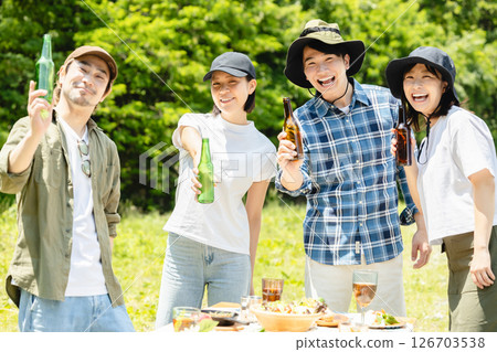 露營：男人和女人敬酒 126703538