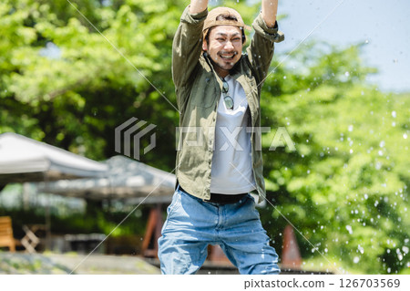 一個人在河邊玩耍 126703569